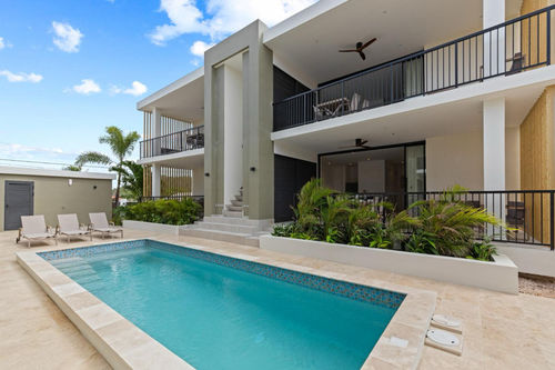 についての最新の会社ニュース カリブ海 ヴィラ プロジェクト: 熱帯 生活 を 強化 する マシッド 木 の 天井 ファン